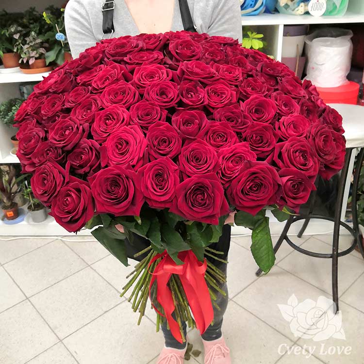 Омск купить цветы розы букет из гипсофилы в крафте