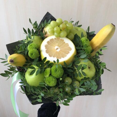 Букет из фруктов и зеленых хризантем