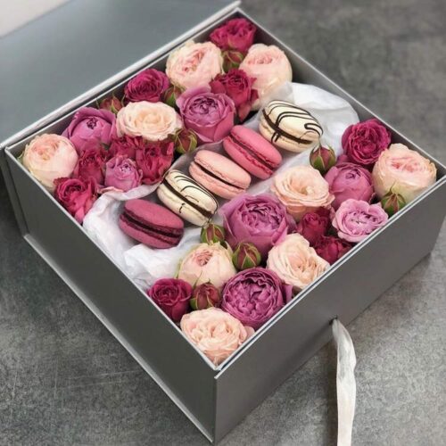 Макаруны и кустовых роз в квадратной коробке