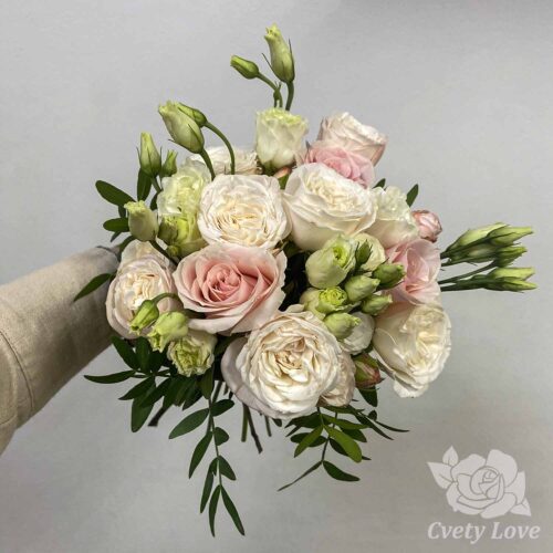 Букет невесты из роз и лизиантусов