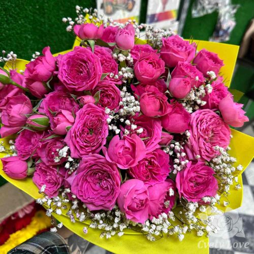 Букет из розовых пионовидных роз и гипсофилы