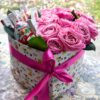 Кустовые пионовидные розы и kinder в коробке