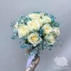 Букет невесты из 15 белых роз и гипсофилы