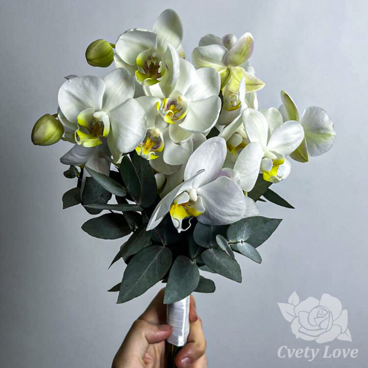 Букет невесты из орхидеи и эвкалипта