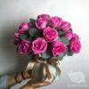 15 розовых роз с эвкалиптом в коробке