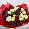 Букет из 11 красных и белых кустовых роз