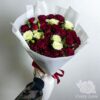 Букет из 15 красных и белых кустовых роз