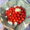 Букет из клубники, розы и хризантем